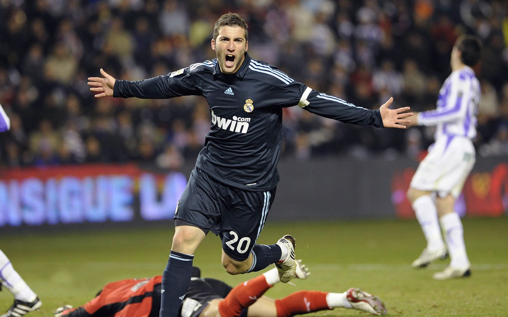 开云体育官网-当药厂遇上蓝白军团，巴雷拉赛后评分拉满的背后，是足球宇宙的一次唯一交汇